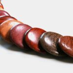 Détail du fermoir mousqueton et chainette argentée de 5 cm du collier bois multicolore Stéphanie