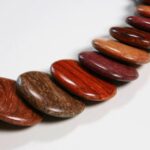 Collier bois multicolore Stéphanie avec perles rondes et plates sur fil de crin