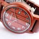 Détail du boîtier de 42mm en bois de Palissandre de la montre London