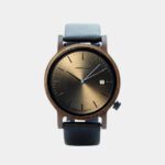 Montre homme ébène et cuir Métro7 REF : METRO-7-ZEBRA-CUIR-NOIR 139,00 € AJOUTER AU PANIER Payer en 4X avec Paypal En Stock | Livraison 48h Montre épurée homme calendrier cuir et bois ébène Métro7 Cadran extra plat de 8 mm d’épaisseur Boitier : 40 mm de diamètre Fond en noir argenté avec calendrier. Heures index et aiguilles argentées. Trotteuse en bleue Bracelet cuir de vachette 20 mm de largeur Boitier est doté d’un mouvement suisse ronda 763. Bracelet en cuir vachette couleur noir de 20 mm de largeur