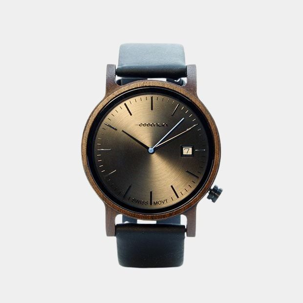 Montre homme ébène et cuir Métro7 REF : METRO-7-ZEBRA-CUIR-NOIR 139,00 € AJOUTER AU PANIER Payer en 4X avec Paypal En Stock | Livraison 48h Montre épurée homme calendrier cuir et bois ébène Métro7 Cadran extra plat de 8 mm d’épaisseur Boitier : 40 mm de diamètre Fond en noir argenté avec calendrier. Heures index et aiguilles argentées. Trotteuse en bleue Bracelet cuir de vachette 20 mm de largeur Boitier est doté d’un mouvement suisse ronda 763. Bracelet en cuir vachette couleur noir de 20 mm de largeur