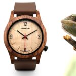 Zoom sur le boîtier en bois de Noyer de la montre Moka