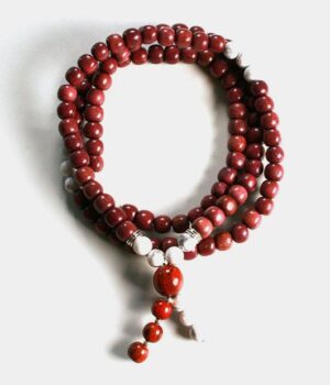 Gros plan sur les pierres naturelles de howlite du collier mala Vénusia