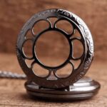 Zoom sur les chiffres romains bleus de la montre à gousset Marco, un design élégant et intemporel qui attire le regard.