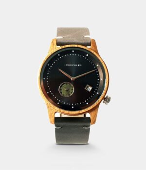 Homme portant la montre Mariner en cuir noir et bois de noyer, montrant l'élégance et le style de la montre.