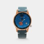 Vue rapprochée du cadran en métal bleu de la montre cuir homme noyer Mariner avec trotteuse en bois de noyer.