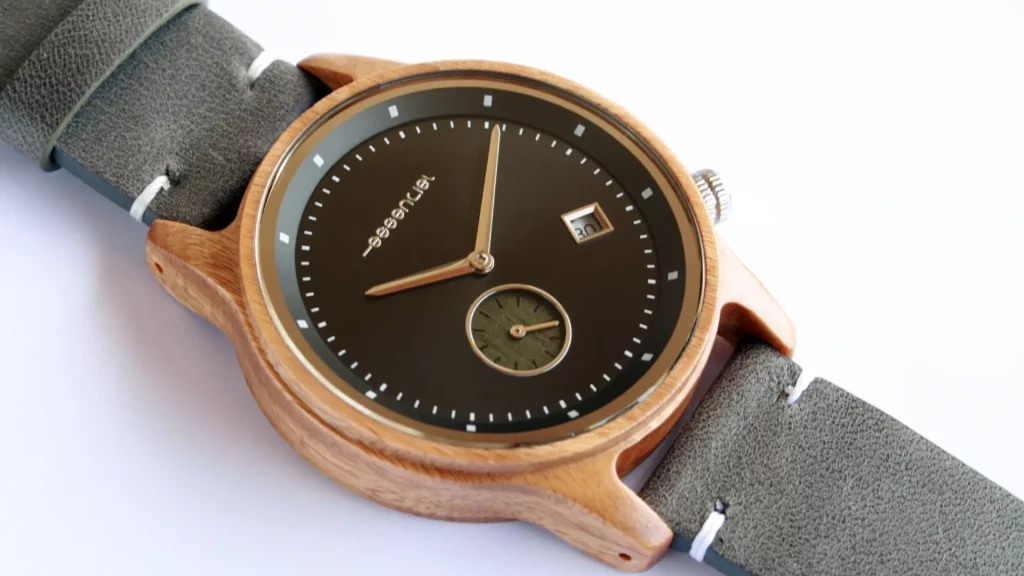 Cadran de la montre Mariner en métal noir avec calendrier intégré et trotteuse en bois de Gaiac.