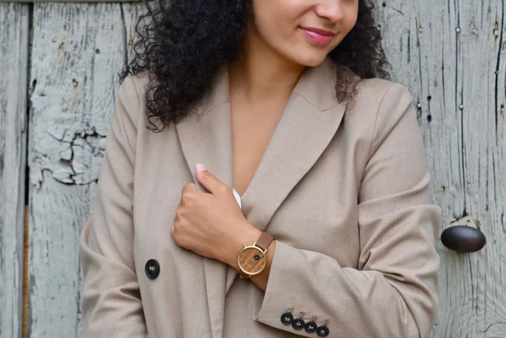 Découvrez la Montre Femme Cuir Doré Paris : design minimaliste, matériaux nobles, bracelet cuir, étanchéité 3 ATM et livraison rapide en 48h !