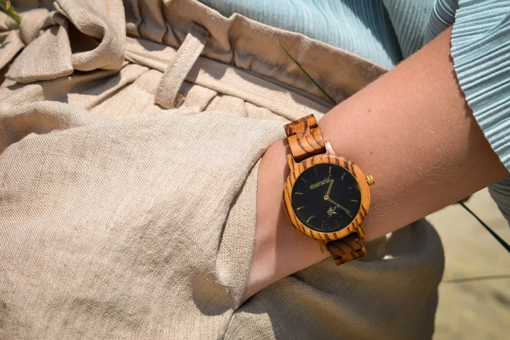 Découvrez la montre Melany en bois de zébrano : style chic, cadran épuré, étanchéité 3ATM. Livraison gratuite en 48h. Commandez votre pièce unique en série limitée !