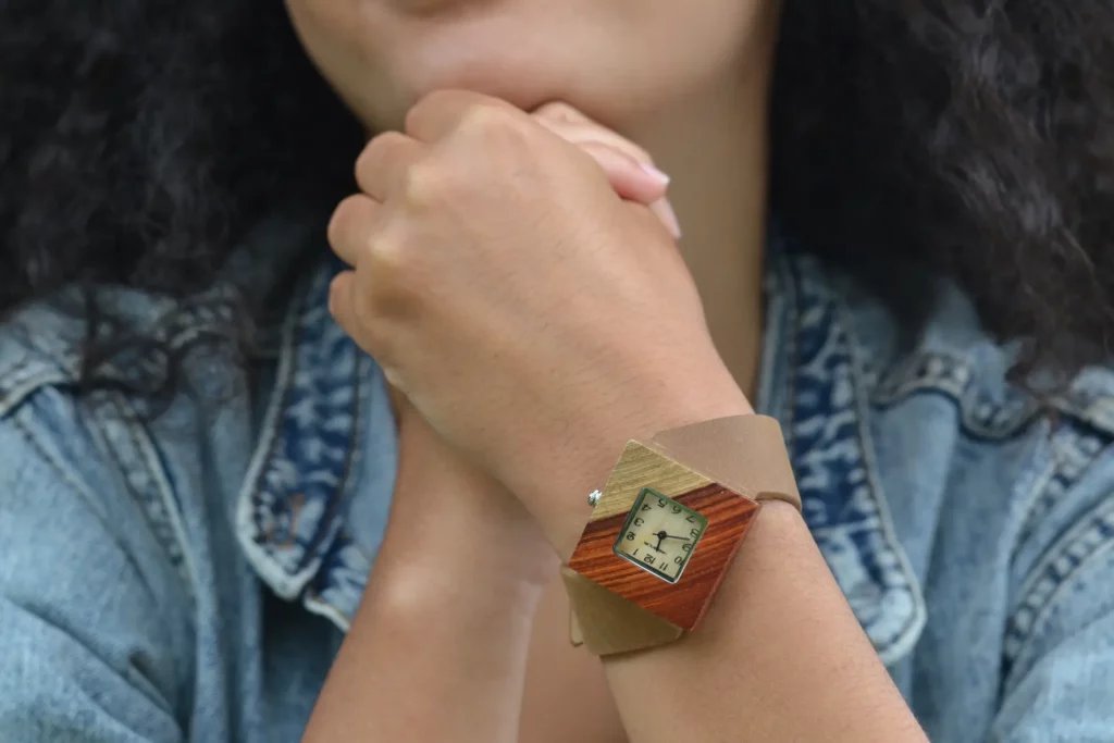 Découvrez la montre en cuir et bois Square Brun : design unique, fabrication française, livraison gratuite en 48h. Commandez et affichez votre style avec raffinement !