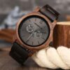 Montre homme Moon Phase 2 en bois de noyer posée sur une table