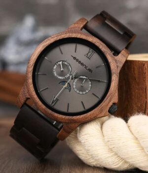 Montre homme Moon Phase 2 en bois de noyer posée sur une table