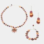 Parure de bijoux multicolore Floriane sur fond neutre, mettant en valeur les essences de bois : amarante, mûrier, néflier et palissandre.