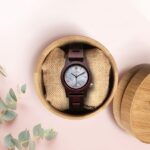 Montre haut de gamme en bois d’Amarante Pearl, nuances du rose pâle au brun rouge