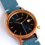 Montre homme bleu noyer Pegasus avec cadran en métal bleu et bracelet en cuir de vachette bleu, vue de face.