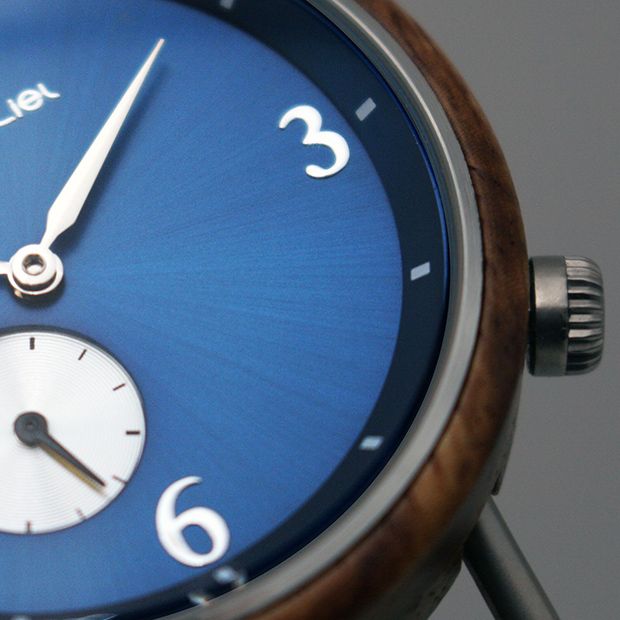 Montre unique et artisanale reposant dans un coffret en bois d'érable.