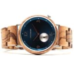 Montre homme en bois de noyer avec cadran bleu intense et bracelet interchangeable.