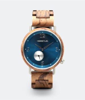 Gros plan sur le cadran de 40 mm associant métal bleu nuit et bois naturel.