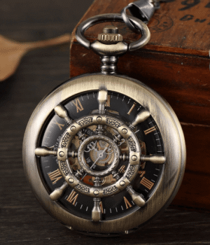 Gros plan sur le cadran de la montre à gousset Santa-Maria, montrant les détails steampunk.