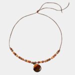 Pendentif artisanal en bois avec incrustations en marqueterie, fabriqué à la main avec des essences rares telles que l’amarante et le palissandre.