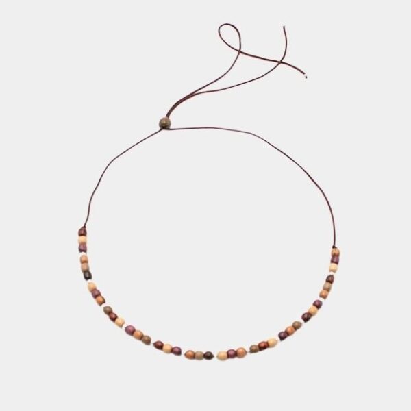 Collier en bois multicolore Fatya avec perles rondes et argentées sur fil de satin marron.