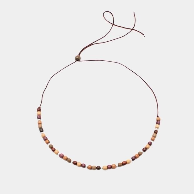 Collier en bois multicolore Fatya avec perles rondes et argentées sur fil de satin marron.