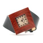 Offrez-vous un bijou unique avec la montre Square. Conçu en France, commandez aujourd'hui et recevez-la en 48h !
