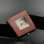 Montre femme en bois de Palissandre avec bracelet en cuir noir. Élégance naturelle et style intemporel pour chaque occasion.