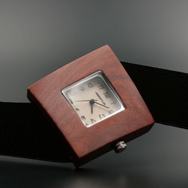 Montre femme en bois de Palissandre avec bracelet en cuir noir. Élégance naturelle et style intemporel pour chaque occasion.