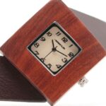 Montre Square en bois palissandre et cuir, un must-have chic. Garantie 2 ans incluse! Achetez maintenant et sublimez votre style.