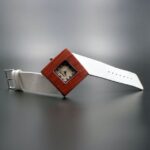 La montre femme en bois blanc Square allie style et durabilité. Profitez de la livraison en 48h. Commandez aujourd'hui !