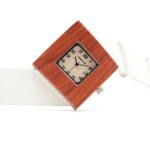 Transformez votre style avec notre Montre Femme en Bois Blanc Square artisanale. Livraison express. Commandez maintenant !