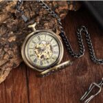 Mécanisme visible de la montre à gousset Soleila en action, révélant l'artisanat et la précision horlogère.