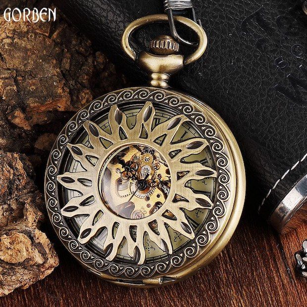 Découvrez le charme intemporel de la montre Soleila, un bijou qui allie élégance et sophistication pour toutes les occasions.