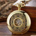 Montre à gousset étoile William : cadran doré avec motifs étoilés gravés. Élégance et charme intemporel réunis en un seul accessoire.