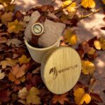 Coffret en bambou collection Brighton My Essenciel contenant une montre en bois femme bicolore posée sur son coussin en toile naturelle, avec maillons supplémentaires.