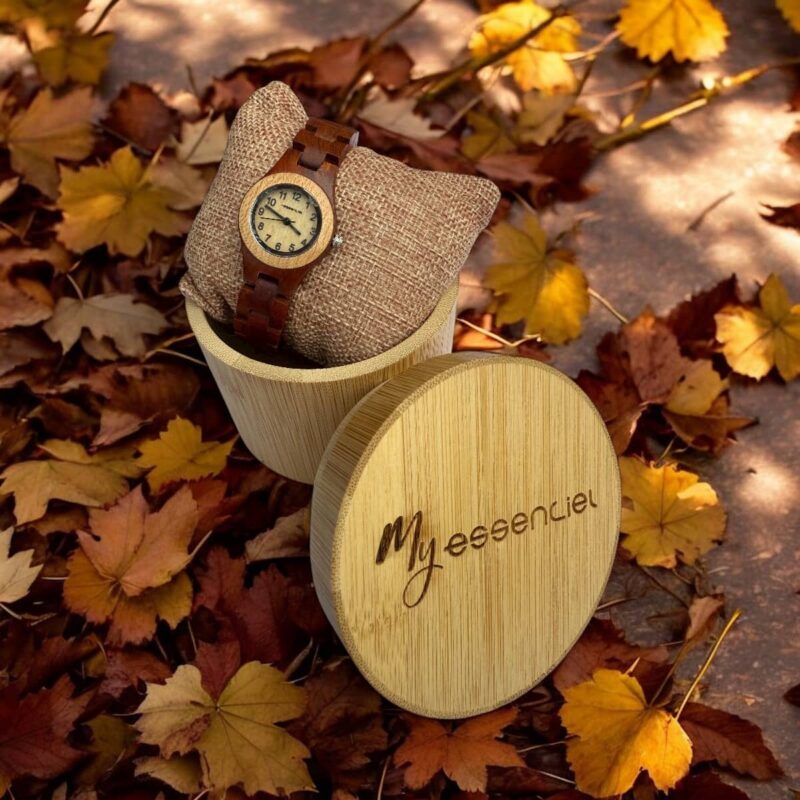 Coffret en bambou collection Brighton My Essenciel contenant une montre en bois femme bicolore posée sur son coussin en toile naturelle, avec maillons supplémentaires.
