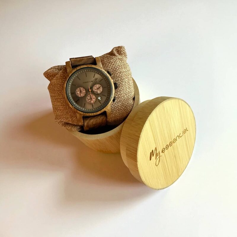 Coffret en noyer everest My Essenciel contenant une montre en bois chronographe posée sur son coussin en toile naturelle, avec maillons supplémentaires.