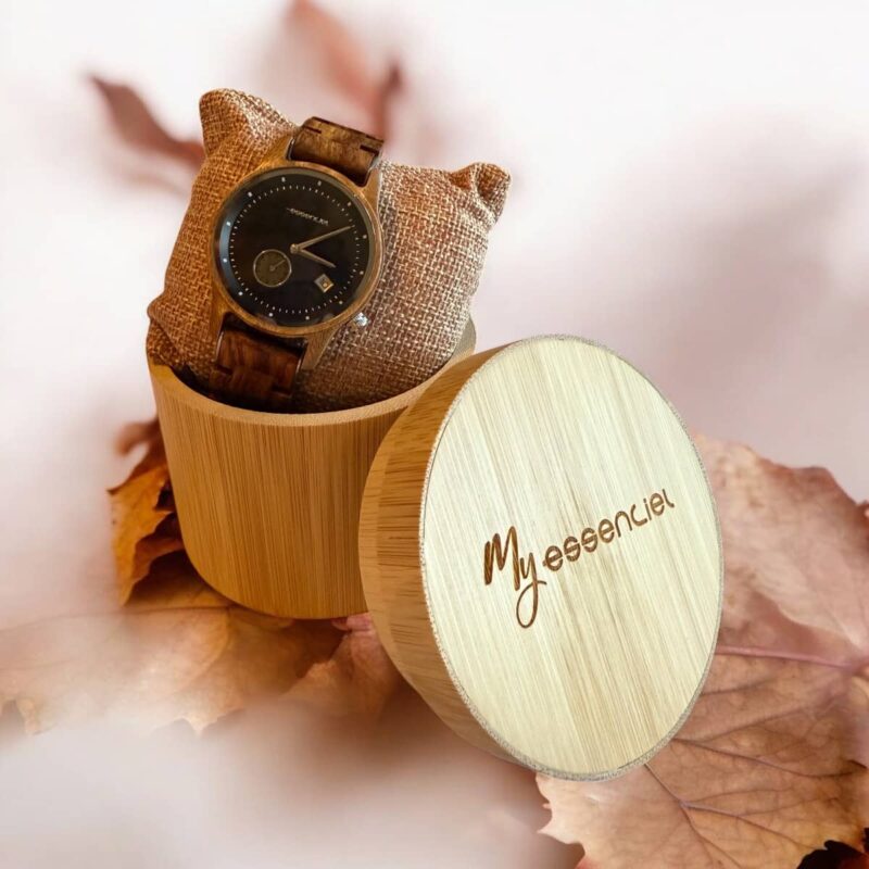 Coffret en gaiac Mariner My Essenciel contenant une montre en bois homme posée sur son coussin en toile naturelle, avec maillons supplémentaires.