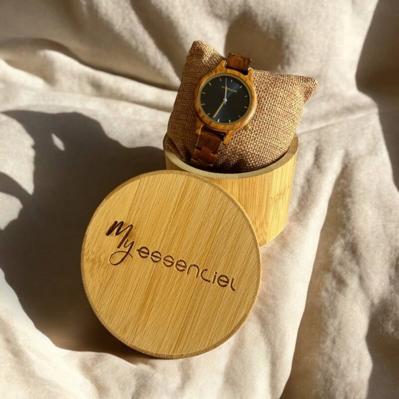 Coffret en bambou collection Abyss My Essenciel contenant une montre en bois femme, avec ses maillons supplémentaires.