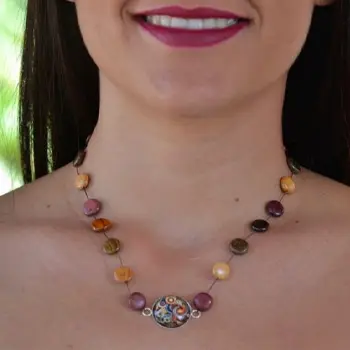 Collier en bois pour femme composé de perles rondes en bois multicolores et cabochon en verre.