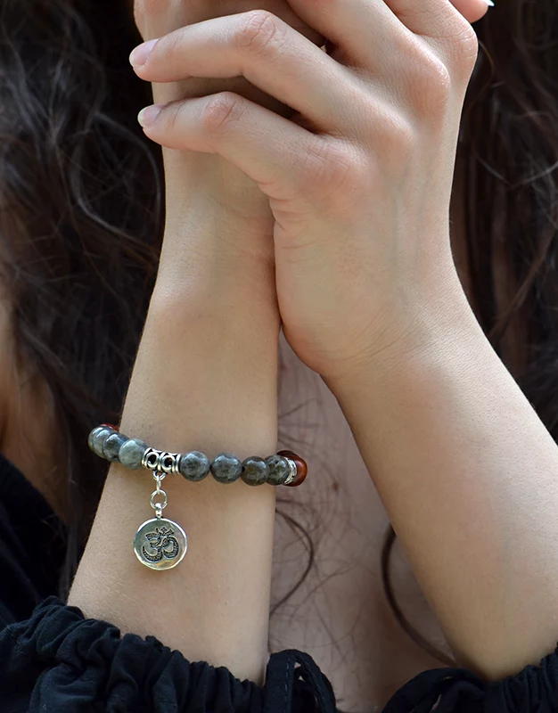 Bracelet en bois d'acajou et pierres labradorite pour femme.