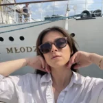 Image des lunettes bicolores Douglas avec des branches longues et des dimensions adaptées aux visages ronds et ovales.