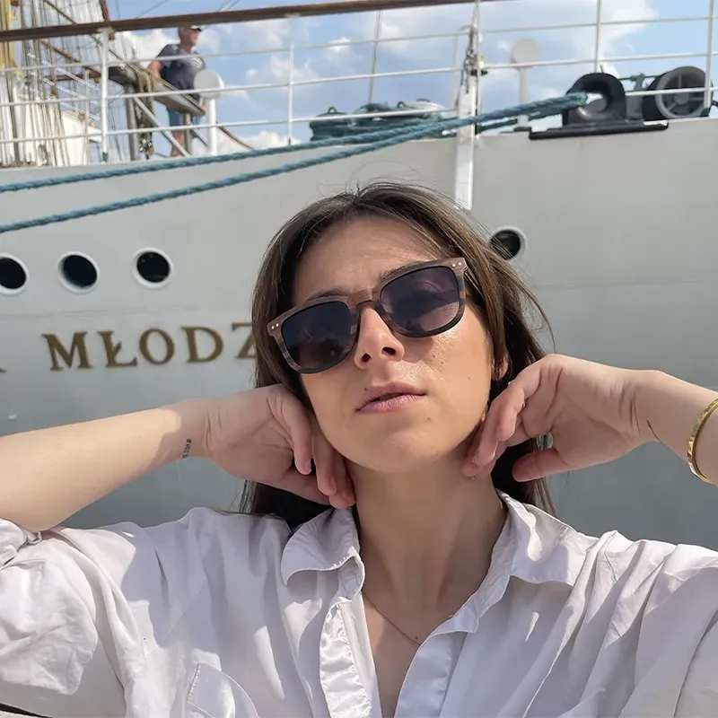 Image des lunettes bicolores Douglas avec des branches longues et des dimensions adaptées aux visages ronds et ovales.