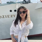 Lunettes de soleil bicolores pour homme, monture en bois de palissandre avec un design Wayfarer intemporel.