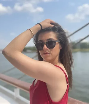 Visuel lifestyle des lunettes LA BEATLES portées avec élégance, adaptées à différents styles et formes de visage.