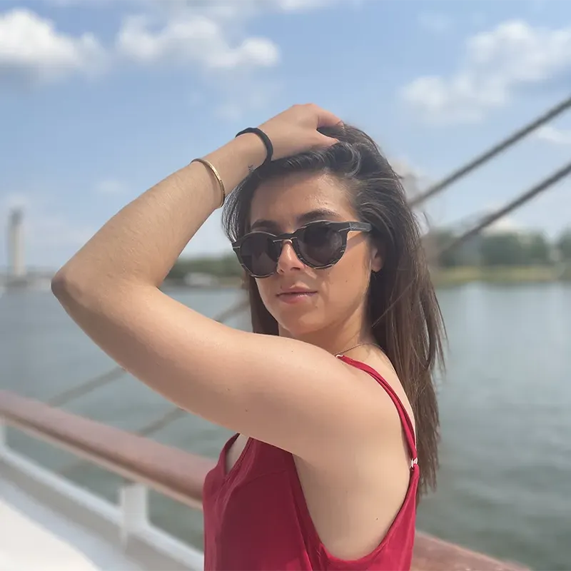 Visuel lifestyle des lunettes LA BEATLES portées avec élégance, adaptées à différents styles et formes de visage.