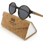 Lunettes en bois CARTNEY rondes avec verres polarisés et monture élégante en bois multicolore.