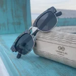 Lunettes Clubmaster Classic 211 AE en bois de noyer et nacre, légères et élégantes.