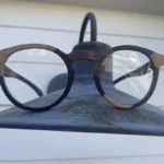 Monture légère LA BICOLORE 273XP, avec finitions en ébène et érable pour un style chic et naturel.